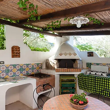 In Con Giardino Privato E Piscina Appartement