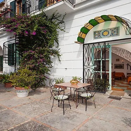 In Con Giardino Privato E Piscina Appartement